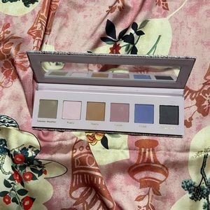 BRAND NEW DOMINIQUE COSMETICS EYESHADOW PALETTE IN - SWEATER WEATHER